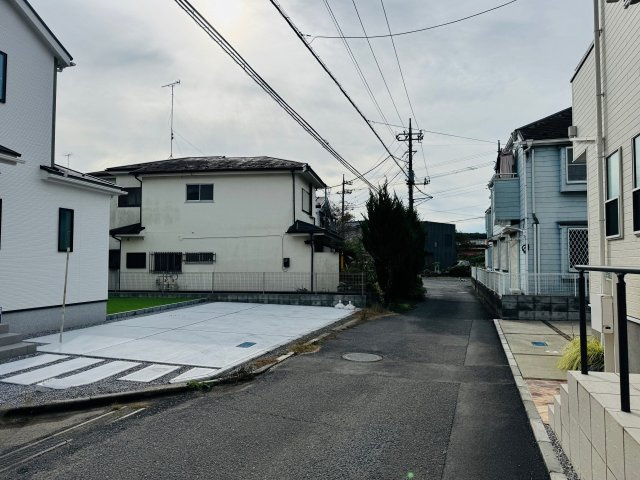 八王子市　西寺方町　新築一戸建て　２４ー２期の前面道路含む現地写真|～西側3.5m・北側5ｍ道路に面しています～