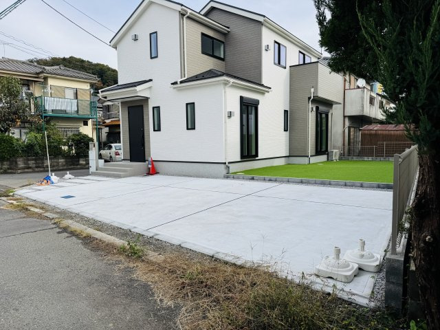 八王子市　西寺方町　新築一戸建て　２４ー２期の駐車場|～並列3台駐車可能カースペース～