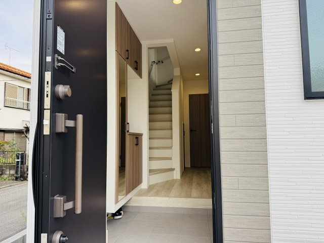 八王子市　西寺方町　新築一戸建て　２４ー２期の玄関|～玄関は安心のWロックキーを採用～