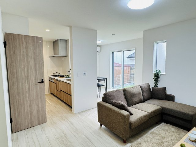 八王子市　西寺方町　新築一戸建て　２４ー２期の居間・リビング|～16.0帖の明るいLDKで、家族団欒の時間をお過ごしいただけます～