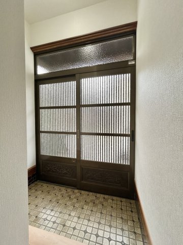 高知市中秦泉寺　中古戸建の玄関