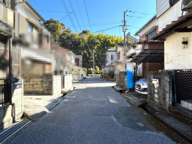 高知市中秦泉寺　中古戸建の前面道路含む現地写真