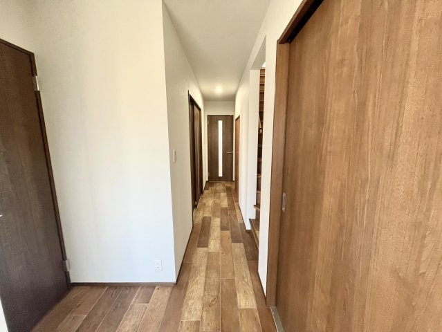 【玄関】 | 木目調が多く落ち着いた雰囲気です。