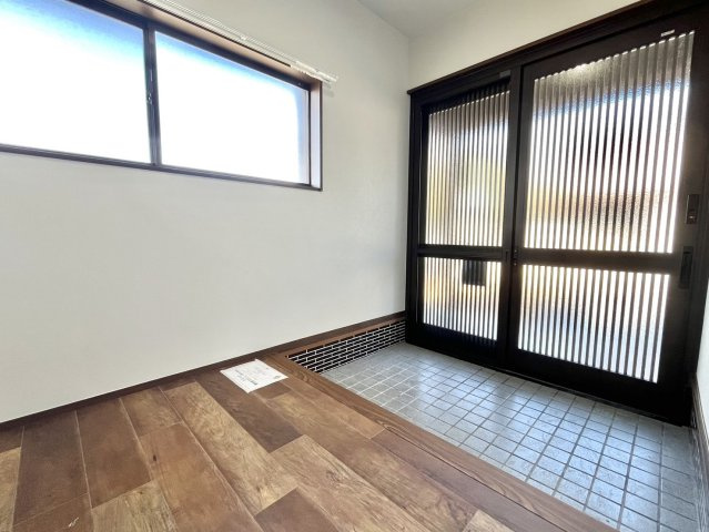 【玄関】 | 床はタイル敷きとなっておりますのでお掃除も楽々です。