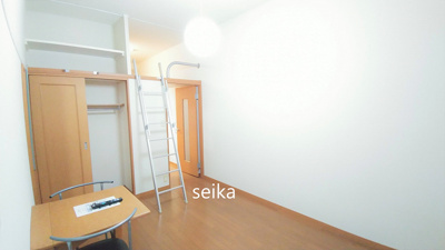 【居間・リビング】 | プレジール | ロフト付きなので天井が高いお部屋です