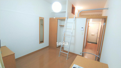 【居間・リビング】 | エクレール | ロフト付きのお部屋です。同タイプ室内※参考写真