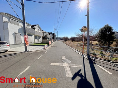 【前面道路含む現地写真】 | 大和市福田　新築戸建　全2棟 | お住まいの前面道路が広いと駐車が楽になり、陽当たりも遮られないので明るく居心地の良いお家になります♪