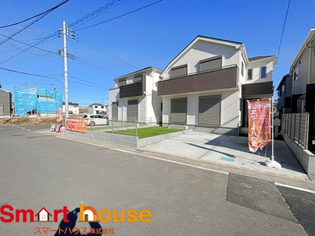 大和市福田　新築戸建　全2棟の外観|外壁が周囲の街並みと青空に生えるお洒落な仕上がり！周囲には高い建物のないエリア。青い空が大きく感じますね。