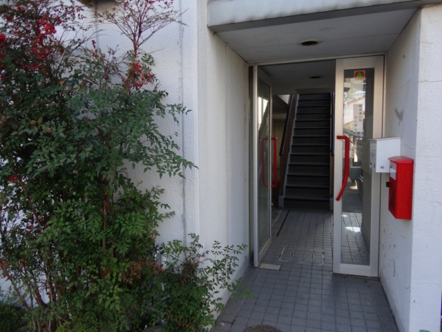 シンプルライフ千代が丘のエントランス