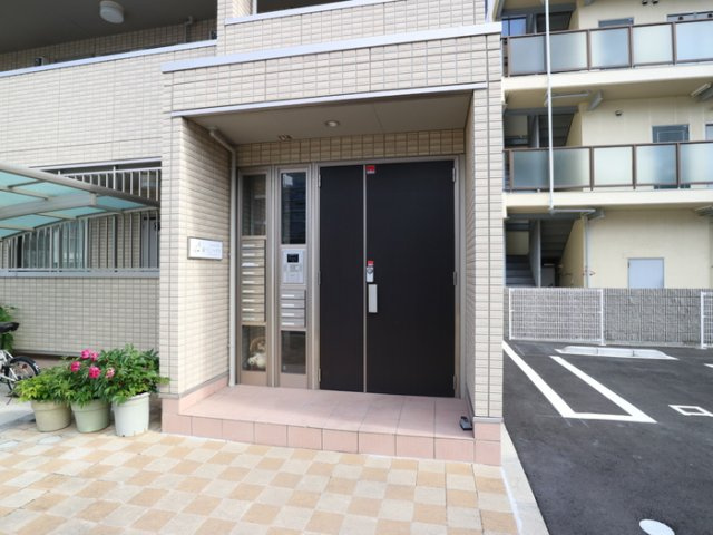 滝つじハイツのエントランス