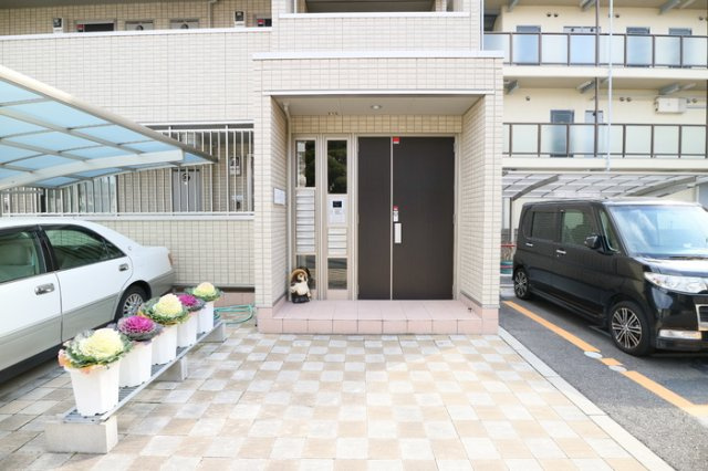 滝つじハイツのエントランス