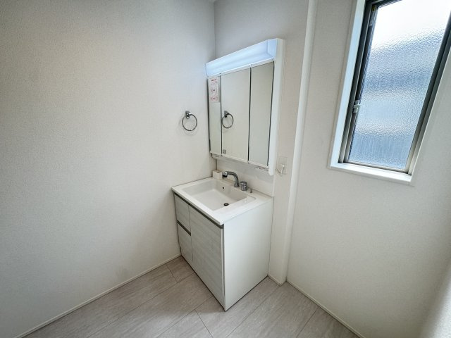 グラファーレ前橋市箱田町２期　２号棟の独立洗面台|シャワー水栓付き洗面台で朝の身支度もバッチリです！
洗面台には収納スペースもあり洗面室もすっきり片付きますよ！