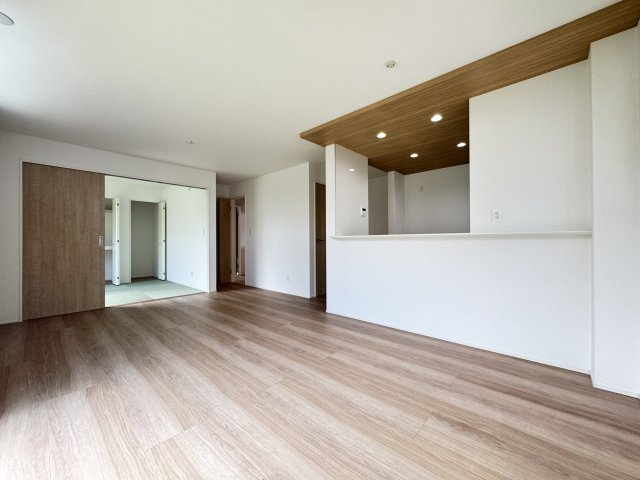 グラファーレ前橋市箱田町２期　２号棟の居間・リビング|人気の対面式キッチンを配した空間はお好みの家具も合わせやすく、家族がくつろぐ快適な空間造りをサポート。窓からは明るい陽光が差し込みます。