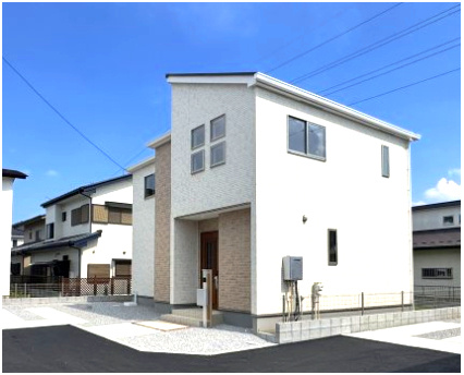 グラファーレ前橋市箱田町２期　２号棟の外観|箱田町に全3棟の住宅が完成しました！
白を基調としたおしゃれなデザインに仕上がっています。
ご都合に合わせていつでもご見学頂けます♪