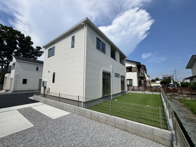 グラファーレ前橋市箱田町２期　２号棟の外観|南面からの外観です♪
白を基調としたシンプルで飽きのこないデザインでおススメです☆