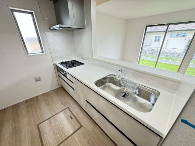 グラファーレ前橋市箱田町２期　２号棟のキッチン|人気のカウンターキッチン採用です☆
コンロも３口ご用意しています！調理スペースも広くストレスなくお料理できます。
浄水器つきなので美味しいお水も飲めますよ♪