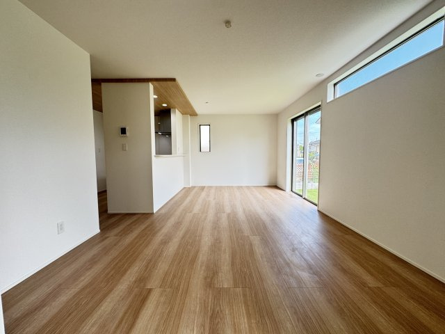 グラファーレ前橋市箱田町２期　２号棟の居間・リビング|カウンターキッチンなのでお料理をしながら会話もできます。
夕食の支度をしながら、お子様の様子も見られて自然と会話も増えますよ♪