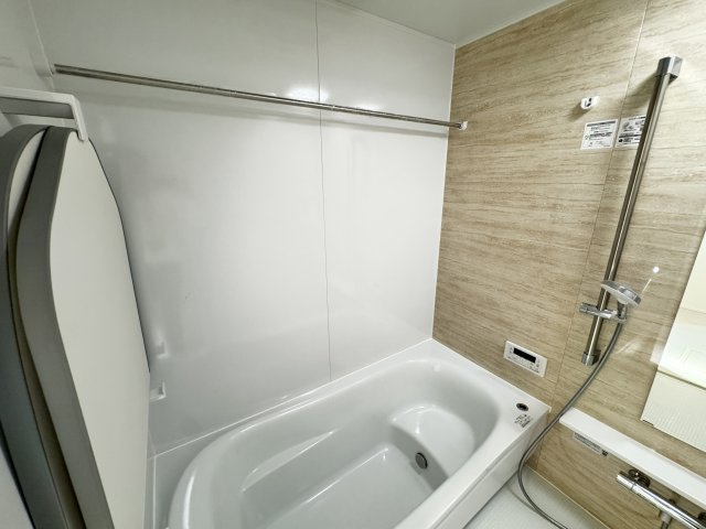 グラファーレ前橋市箱田町２期　２号棟の浴室|１坪タイプのフルオートバスです！
足を延ばして入れる広さなので一日の疲れも癒されますよ♪
室内物干しや浴室乾燥機もあるのでお天気の悪い日にはランドリースペースとしてもご利用できます！