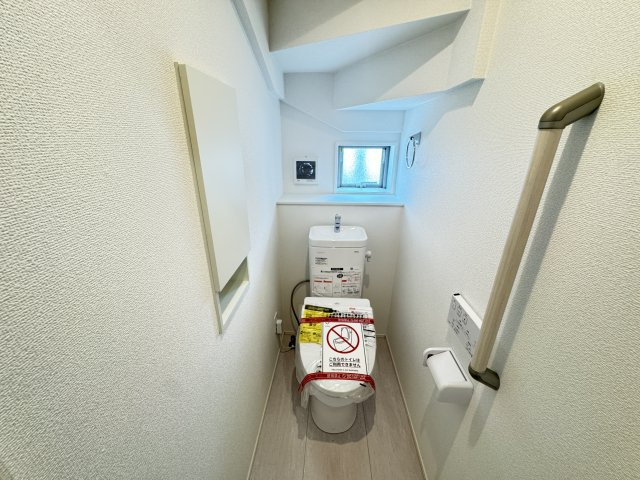 グラファーレ前橋市箱田町２期　２号棟のトイレ|1階トイレです。清潔感のある白を基調としています。
温水洗浄・便座暖房機能の付いた快適なトイレです☆