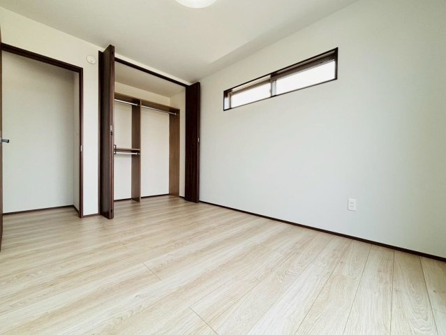 新築戸建　安八郡安八町南今ケ渕第１　全12区画分譲の洋室|全居室にたっぷり収納できる大型収納を設置。窓ガラスは断熱性能や結露防止効果の高いペアガラスです。