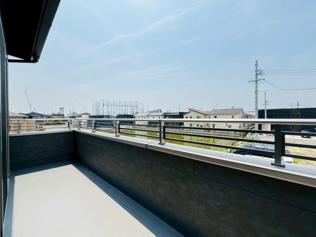 新築戸建　安八郡安八町南今ケ渕第１　全12区画分譲のバルコニー|バルコニーは南向きで洗濯物もよく乾きます！強度と表面積硬度を持つFPRで防水しています。