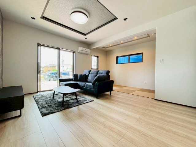 新築戸建　安八郡安八町南今ケ渕第１　全12区画分譲の居間・リビング|南向きで日当たりもよく大きな窓がリビング全体に光と風を運びます。ご家族でゆとりある暮らしができます。