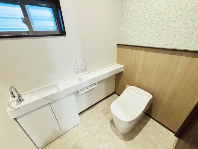 新築戸建　安八郡安八町南今ケ渕第１　全12区画分譲のトイレ|節水省エネの暖房便座シャワートイレです。お掃除のしやすさを究めたフチなし形状でお手入れ楽々。
