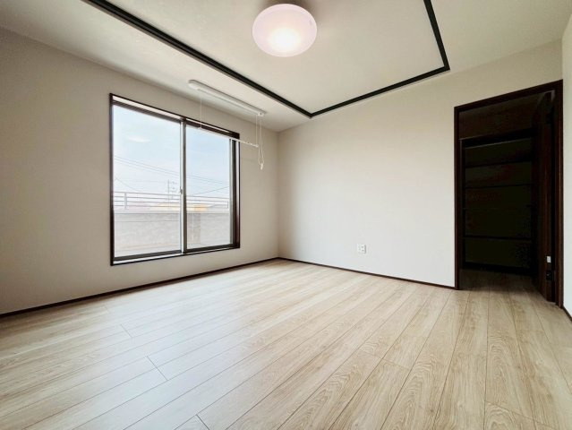 新築戸建　安八郡安八町南今ケ渕第１　全12区画分譲の洋室|全居室にたっぷり収納できる大型収納を設置。窓ガラスは断熱性能や結露防止効果の高いペアガラスです。