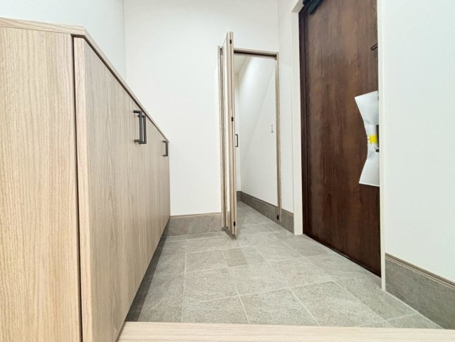 新築戸建　安八郡安八町南今ケ渕第１　全12区画分譲の玄関|大容量のシューズ収納付きで玄関周りもすっきり！玄関ドアからの光が玄関ホールを明るくしてくれます。
