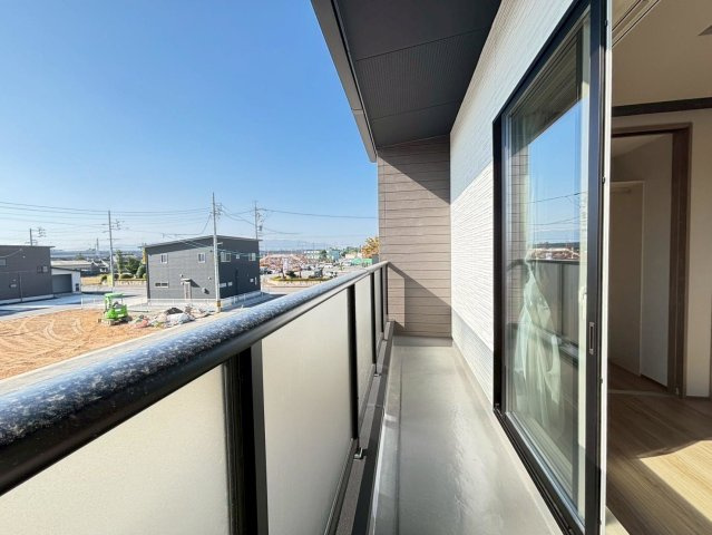 新築戸建　安八郡安八町南今ケ渕第１　全12区画分譲のバルコニー|バルコニーは南向きで洗濯物もよく乾きます！強度と表面積硬度を持つFPRで防水しています。
