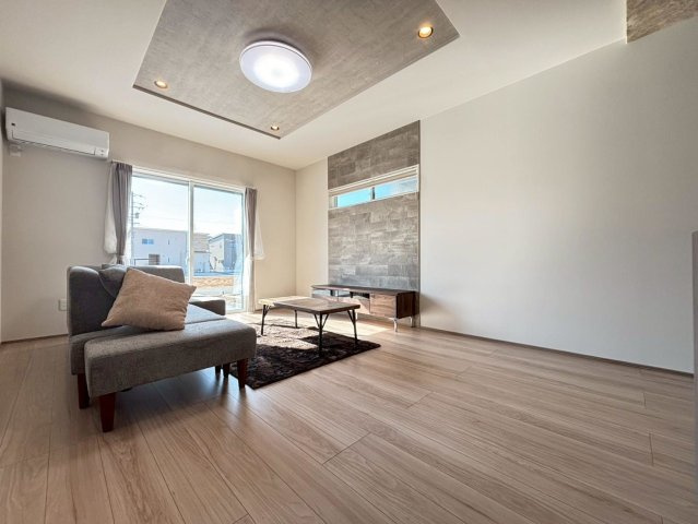 新築戸建　安八郡安八町南今ケ渕第１　全12区画分譲の居間・リビング|大きな窓がリビング全体に光と風を運びます。