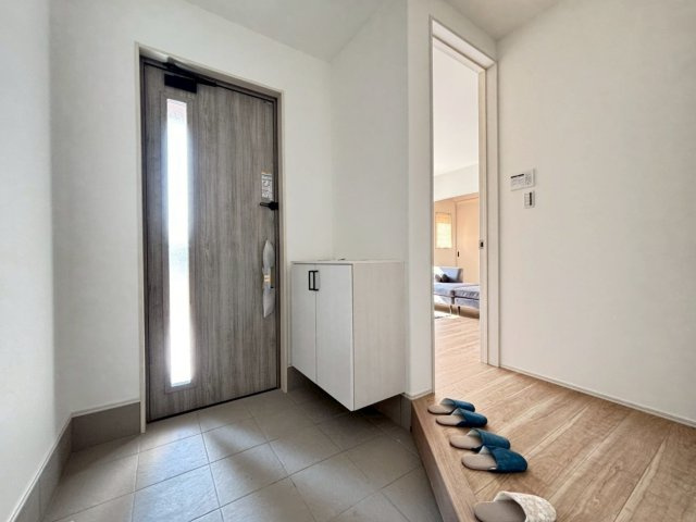 新築戸建　安八郡安八町南今ケ渕第１　全12区画分譲の玄関|大容量のシューズ収納付きで玄関周りもすっきり！玄関ドアからの光が玄関ホールを明るくしてくれます。