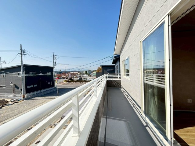 新築戸建　安八郡安八町南今ケ渕第１　全12区画分譲のバルコニー|バルコニーは南向きで洗濯物もよく乾きます！強度と表面積硬度を持つFPRで防水しています。