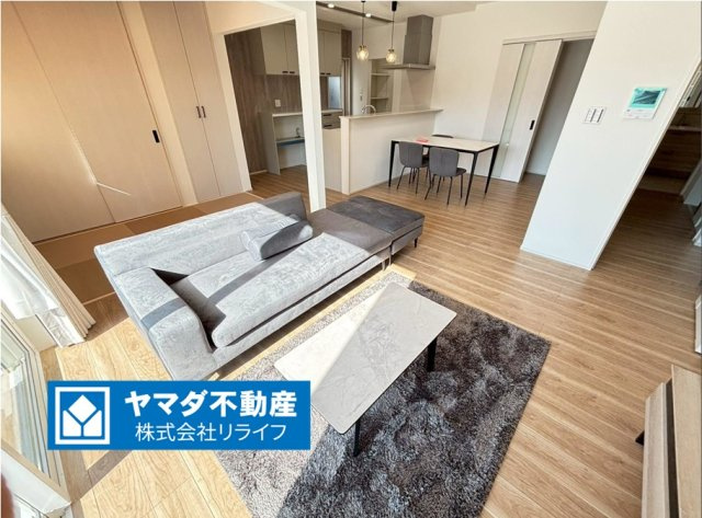 新築戸建　安八郡安八町南今ケ渕第１　全12区画分譲の居間・リビング|嬉しい家具・照明つき！大きな窓がリビング全体に光と風を運びます。