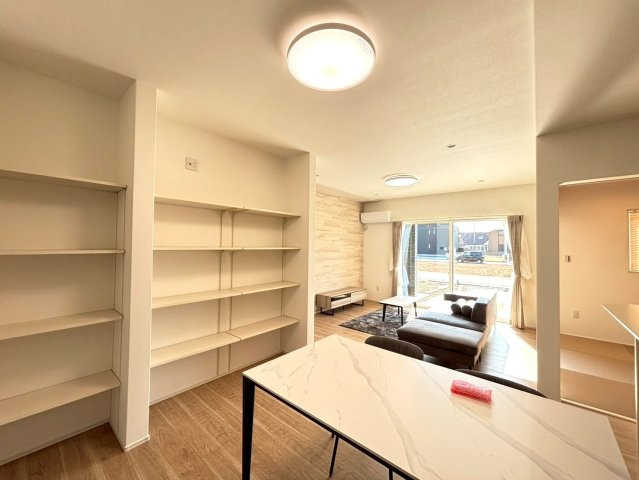 新築戸建　安八郡安八町南今ケ渕第１　全12区画分譲の居間・リビング|大きな窓がリビング全体に光と風を運びます。