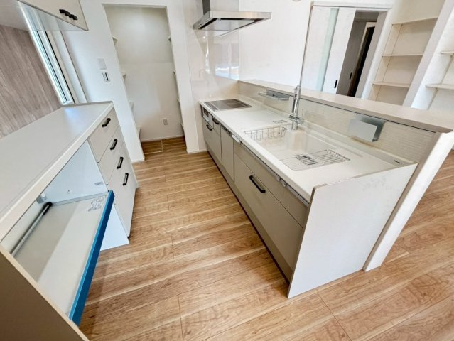 新築戸建　安八郡安八町南今ケ渕第１　全12区画分譲のキッチン|機能的なシステムキッチン。収納力に優れた大容量の引出でキッチン回りがスッキリ片付きます。