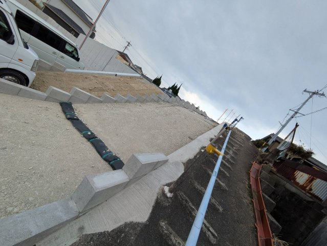 常滑市陶郷町1丁目　売地の前面道路含む現地写真|高低差ありの延長敷地となります。
◆98.91坪までの敷地面積までの車の乗り入れは不可◆