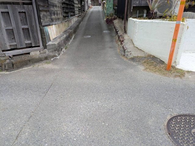 常滑市陶郷町1丁目　売地の前面道路含む現地写真|南側からの道路から敷地に入っていく道路は軽自動車がギリギリ入る道幅となります