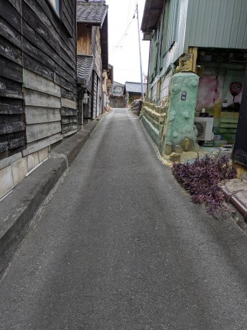 常滑市陶郷町1丁目　売地の前面道路含む現地写真|南側からの道路から敷地に入っていく道路は軽自動車がギリギリ入る道幅となります