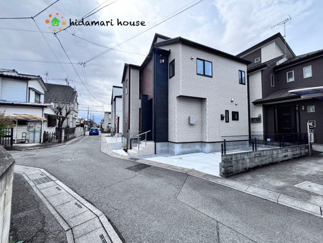 上尾市川2丁目　新築戸建　ブルーミングガーデン01の前面道路含む現地写真