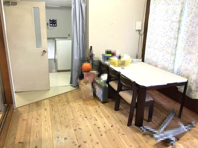 日高町江原　店舗付住居の居間・リビング