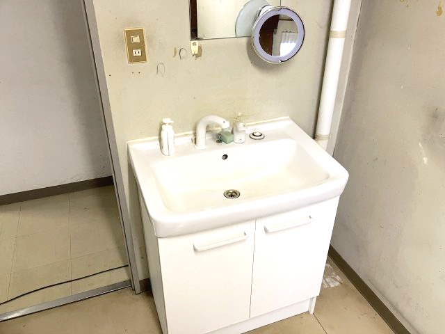 日高町江原　店舗付住居の独立洗面台