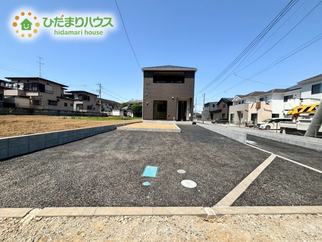 鴻巣市大間　第３　新築一戸建て　クレイドルガーデン　01の駐車場|駐車場が広いので便利です。水はけのよいアスファルト仕様。