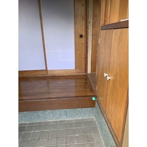 下霞城戸建の玄関