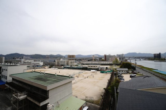 【展望】 | 【四季を感じる】
四季の移ろい・爽やかな青空や風を感じられ
自然を愉しめるパノラマビュー。
毎日の暮らしに余裕を感じさせてくれる、
遮る物の無い開放的な眺望を是非、ご堪能ください。