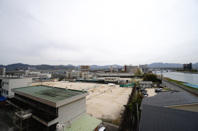【展望】 | 【上質リノベ】藤和ハイタウン大州 | 【四季を感じる】
四季の移ろい・爽やかな青空や風を感じられ
自然を愉しめるパノラマビュー。
毎日の暮らしに余裕を感じさせてくれる、
遮る物の無い開放的な眺望を是非、ご堪能ください。
