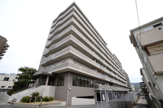 【外観】 | 【耐震性】
耐震性の高さを判断するポイントは、
建築確認申請日が1981年6月1日以降の
新耐震基準に適合しているかどうか。
震度６程度の大地震でも
建物が崩壊しないレベルが基準になりました。