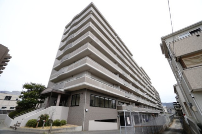 【外観】 | 【上質リノベ】藤和ハイタウン大州 | 【耐震性】
耐震性の高さを判断するポイントは、
建築確認申請日が1981年6月1日以降の
新耐震基準に適合しているかどうか。
震度６程度の大地震でも
建物が崩壊しないレベルが基準になりました。