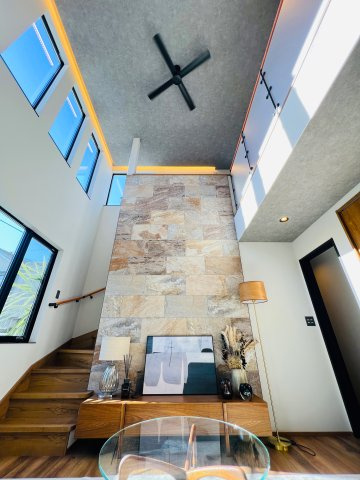 中海岸の暮らしの居間・リビング|吹抜けリビングは約５ｍの天井高