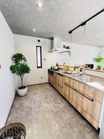 中海岸の暮らしのキッチン|大人二人が立てる十分なスペースを確保したキッチン